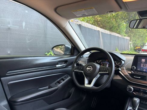 Used 2025 Nissan Altima 2.5 SV FWD image 34