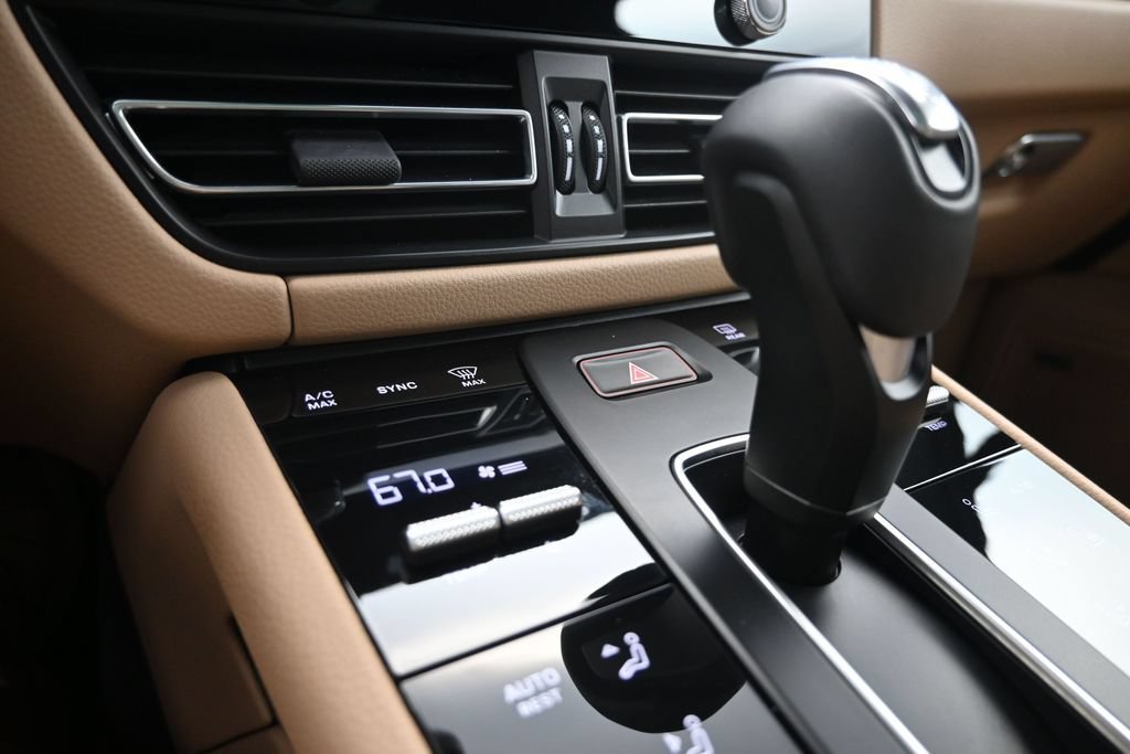Certified 2024 Porsche Macan AWD/4WD image 18
