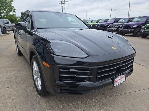 Used 2024 Porsche Cayenne w/ Premium Package AWD/4WD image 16