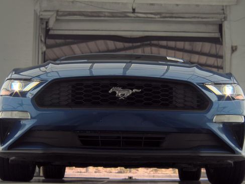 Used 2018 Ford Mustang Coupe RWD image 3