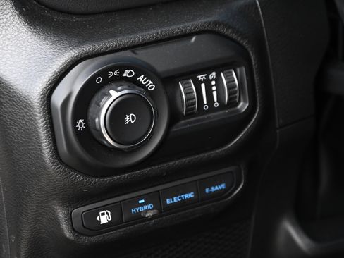 Used 2022 Jeep Wrangler Unlimited Sahara w/ Cold Weather Group image 26