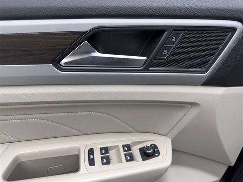 Used 2023 Volkswagen Atlas SE w/ Panoramic Sunroof Package image 31