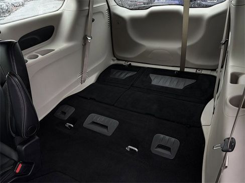 Used 2024 Chrysler Pacifica Touring-L image 22