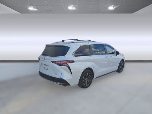 Used 2025 Toyota Sienna Platinum image 8