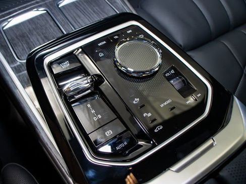 Used 2025 BMW i7 xDrive60 image 20