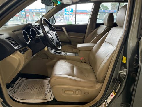 Used 2011 Toyota Highlander SE w/ Tow Pkg FWD image 9