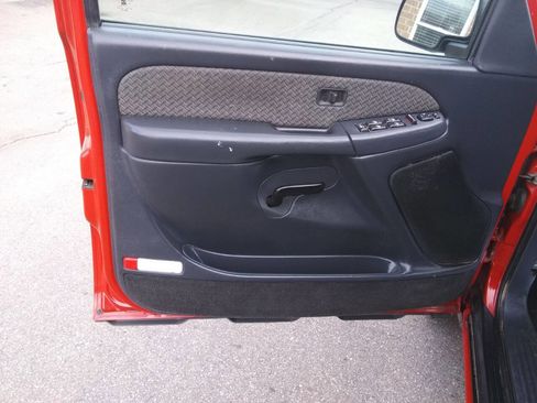 Used 2002 Chevrolet Avalanche 4x4 w/ Convenience Pkg image 16