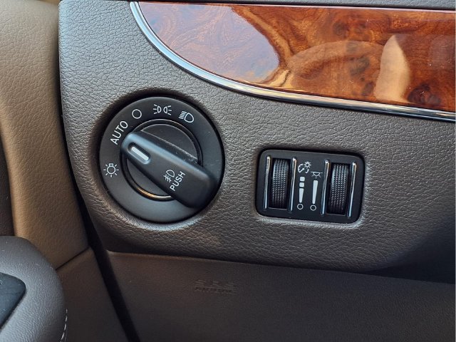 Used 2016 Chrysler Town & Country Touring FWD image 10