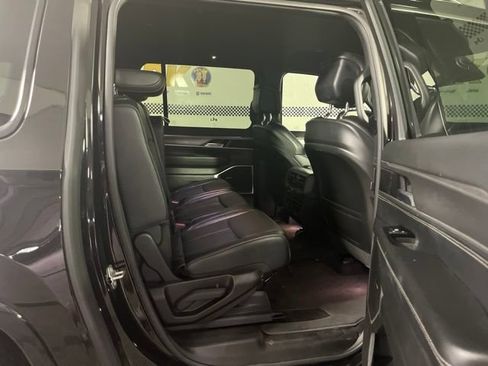 Used 2025 Jeep Wagoneer L Series II w/ 8-pass Seating Package AWD/4WD image 14