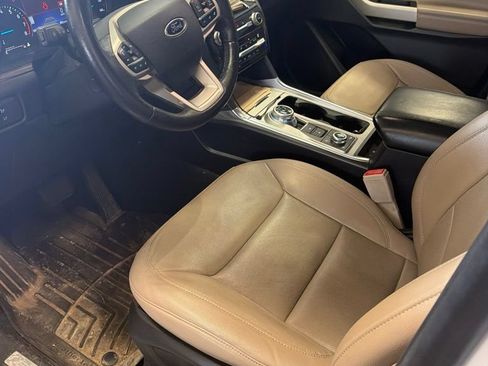 Used 2021 Ford Explorer Limited w/ Equipment Group 301A AWD/4WD image 2