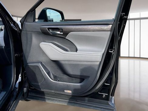 Used 2021 Toyota Highlander Limited image 24