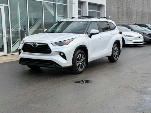 Used 2023 Toyota Highlander XLE image 1