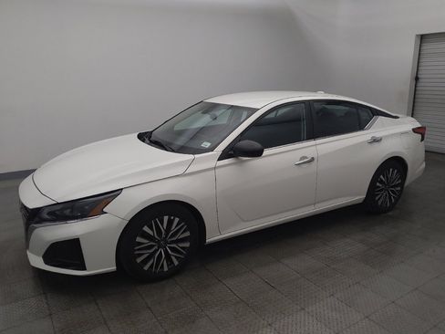 Used 2025 Nissan Altima 2.5 SV FWD image 2