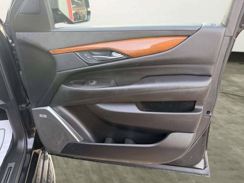 Used 2019 Cadillac Escalade ESV Luxury AWD/4WD image 30