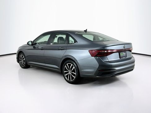 Used 2025 Volkswagen Jetta SE FWD image 5