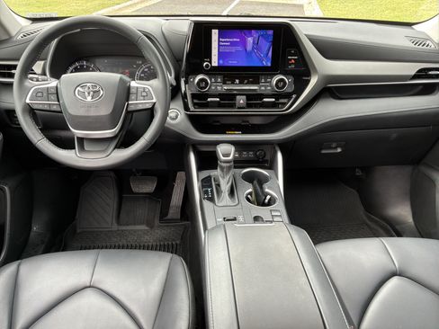 Used 2023 Toyota Highlander XLE FWD image 29