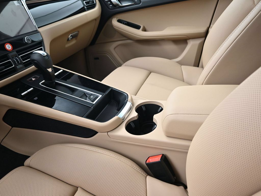 Certified 2026 Porsche Macan AWD/4WD image 22