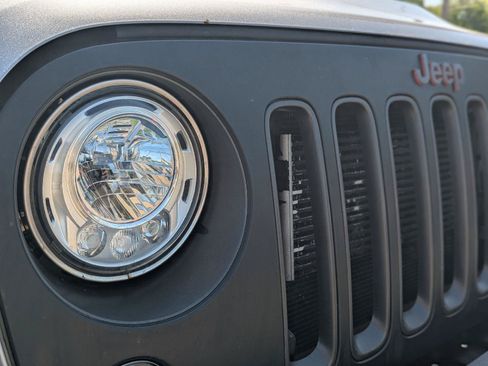 Used 2018 Jeep Wrangler Unlimited Rubicon w/ Max Tow Package AWD/4WD image 35
