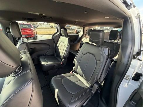 New 2026 Chrysler Pacifica Select image 14