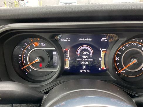 Used 2024 Jeep Wrangler Unlimited Sahara w/ Safety Group AWD/4WD image 17