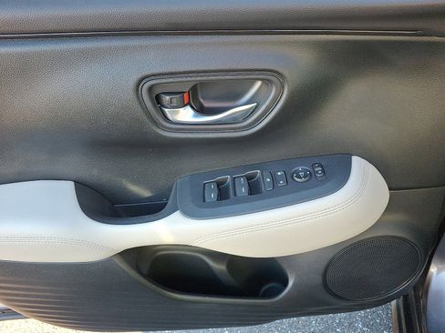 Certified 2023 Honda HR-V LX image 12