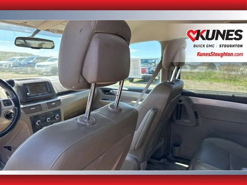 Used 2011 Volkswagen Routan SE FWD image 23