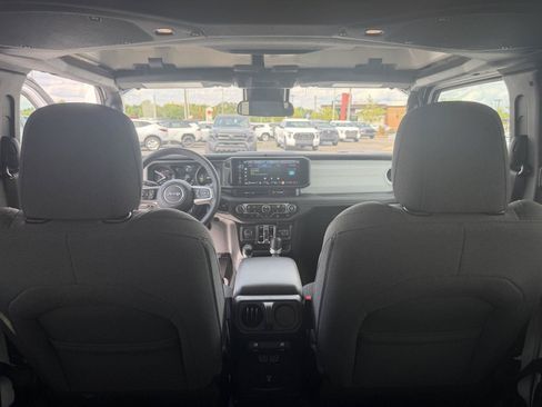 Used 2024 Jeep Wrangler Unlimited Sahara AWD/4WD image 21