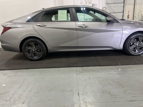 Used 2022 Hyundai Elantra SEL w/ Cargo Package FWD image 9