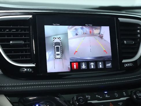 Used 2023 Chrysler Pacifica Touring-L image 28