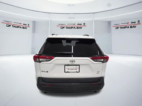 Used 2021 Toyota RAV4 LE AWD/4WD image 5