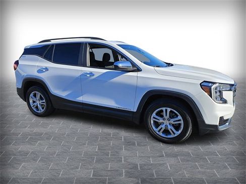 Used 2022 GMC Terrain SLE w/ Driver Convenience Package image 3