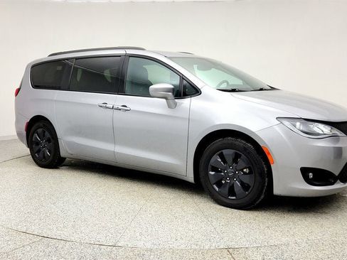 Used 2020 Chrysler Pacifica Touring-L w/ S Appearance Package FWD image 3