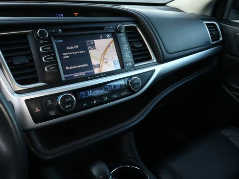 Used 2018 Toyota Highlander XLE image 15