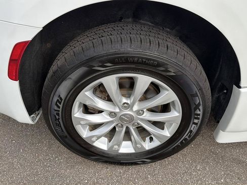 Used 2018 Chrysler Pacifica Touring-L FWD image 17