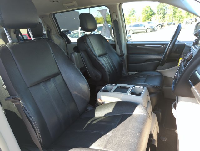 Used 2016 Chrysler Town & Country Touring w/ Driver Convenience Group FWD image 15