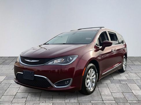 Used 2018 Chrysler Pacifica Touring-L image 3