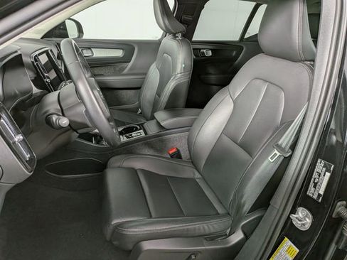 Used 2025 Volvo XC40 B5 Plus image 16