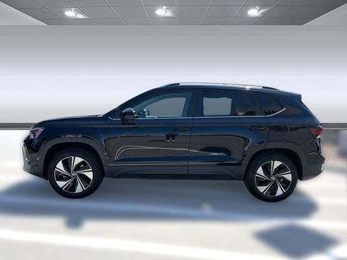 Used 2025 Volkswagen Taos SE AWD/4WD image 2