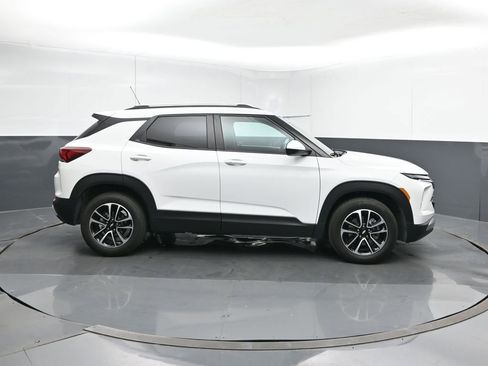 Used 2025 Chevrolet TrailBlazer LT w/ LT Cold Weather Package image 6