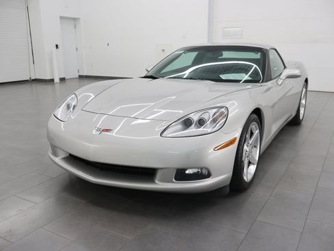 Used 2005 Chevrolet Corvette Coupe w/ Preferred Equipment Group RWD image 6