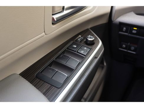 Used 2022 Toyota Sienna Limited FWD image 28