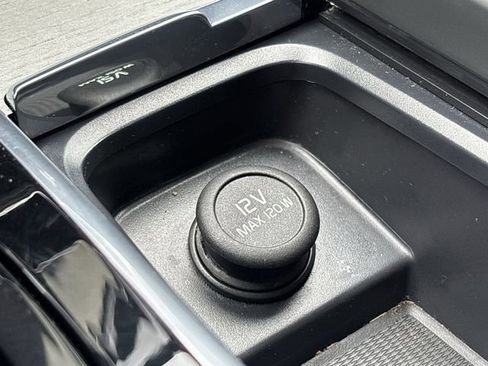 Used 2025 Volvo XC60 B5 Plus image 29