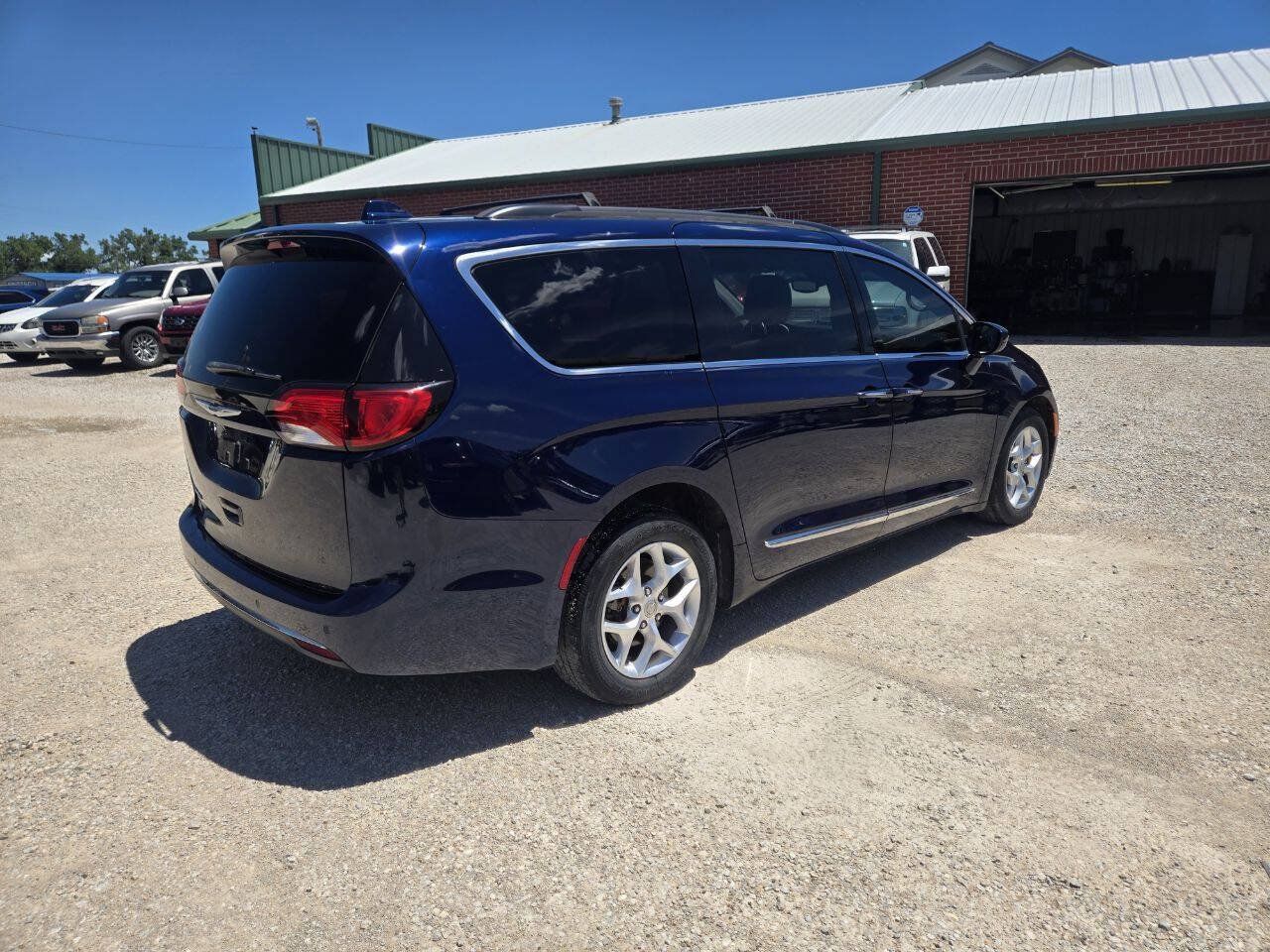 Used 2017 Chrysler Pacifica Touring-L w/ Tire & Wheel Group FWD image 3