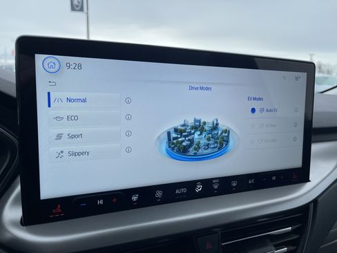 Used 2024 Ford Escape SE image 20