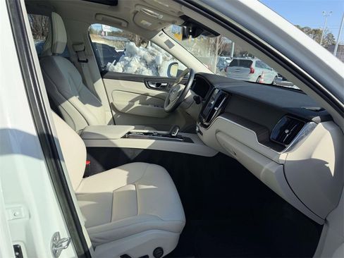 Used 2022 Volvo XC60 B5 Momentum w/ Protection Package Premier image 12