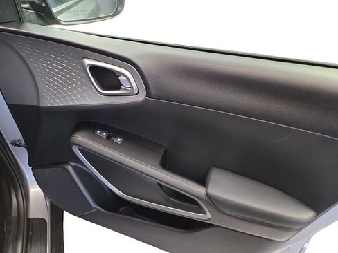 Used 2025 Kia Soul LX w/ LX Technology Package FWD image 22