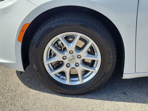 Used 2021 Chrysler Pacifica Touring-L image 13