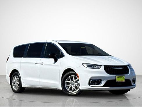 Used 2024 Chrysler Pacifica Touring-L FWD image 2