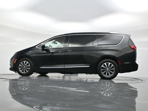 Used 2020 Chrysler Pacifica Limited FWD image 51
