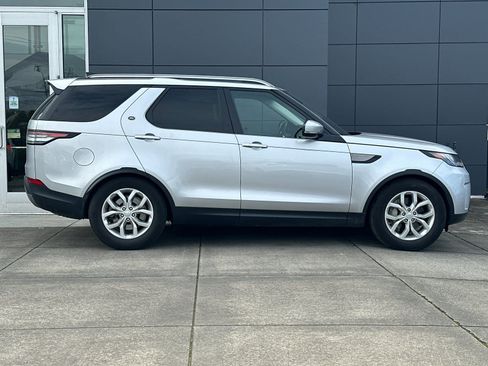 Used 2018 Land Rover Discovery SE AWD/4WD image 2